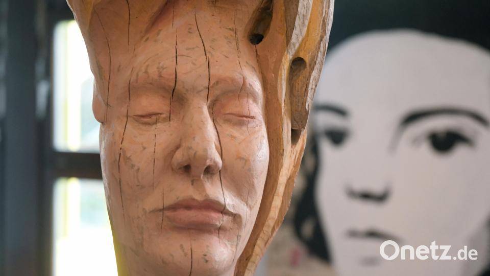 „Seedling“ heißt diese Schnitzarbeit von Eva-Maria Zehetbauer, die in Markdorf bei Tübingen lebt. Der Kopf kontrastiert gut mit dem Porträt von Sophie Scholl, mit dem sich einst Realschülerinnen vor der Namenspatronin ihrer Bildungsstätte verbeugt haben. Bild: Gabi Schönberger