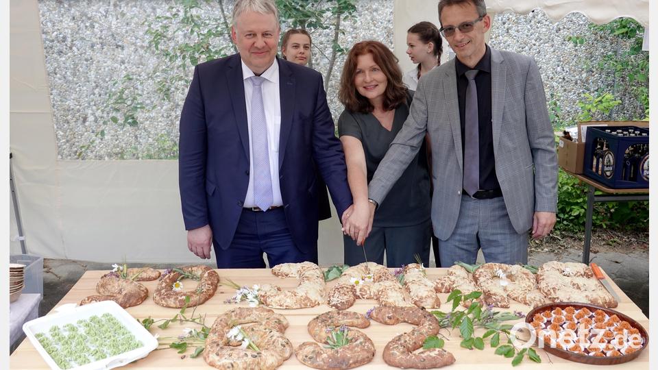 Natürlich wurde für das Jubiläum keine Torte gekauft, sonder die Fachschüler haben ein Vollkornbrot gebacken. Landrat Richard Reisinger, Schulleiterin Sabine Fersch und Leitender Schuldirektor Bernhard Kleierl (von links) machen den Anstich. Bild: gac