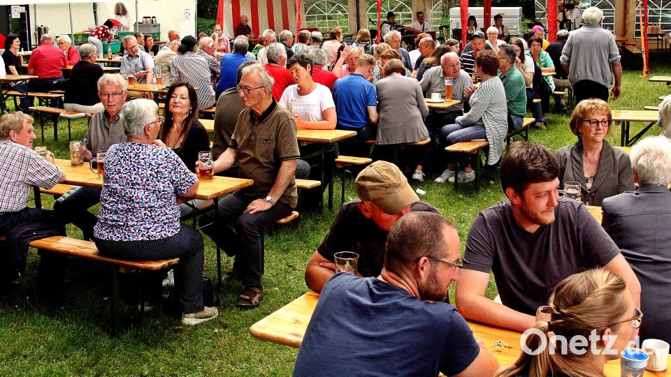 Geselligkeit wurde zum Frühschoppen und am Nachmittag beim Gartenfest großgeschrieben. Bild: zer