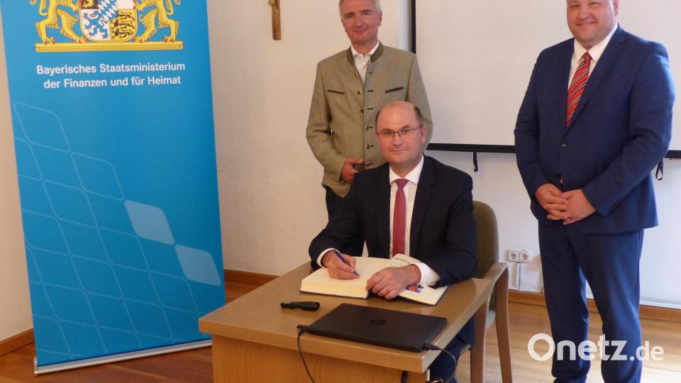 Eintrag ins goldene Buch des Marktes Kastl: von links MdL Dr. Harald Schwartz, Minister Albert Füracker und Bürgermeister Stefan Braun. Bild: jp