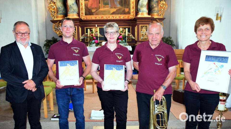 Ehrungen im Posaunenchor Königstein: (von links) Dekanatsposaunenchorleiter Kurt Lehnerer überreicht Norbert Rüppel und Irene Zeyher Urkunden für 25 Jahre. Mit im Bild ihr Ausbilder Georg Blendinger und Chorleiterin Bettina Blendinger-Schröck mit der Jubiläumsurkunde für den 100 Jahre alten Chor. Bild: wku
