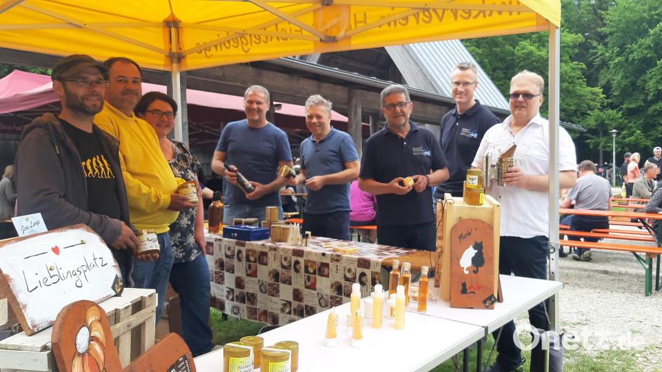 Prominenz informiert sich am Imkerstand (von links): Imkervereinsmitglieder, Bürgermeister Axel Herrmann (Warmensteinach), Geschäftsführer der Tourismusregion Ochsenkopf Andreas Munder, die Bürgermeister Franz Tauber (Mehlmeisel) und Michael Schreyer (Bischofsgrün) sowie Imkervereinsvorsitzender Stefan Traßl. Bild: gis