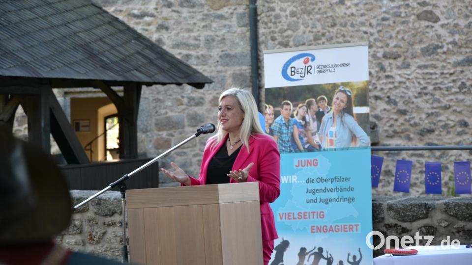 Staatsministerin Melanie Huml hielt beim 1. Europapolitischen Jugendempfang auf der Burg Falkenberg eine kurze Rede über die Wichtigkeit von Europa und der Jugend in Hinblick auf die Zukunft. Bild: Jennifer Bergmann