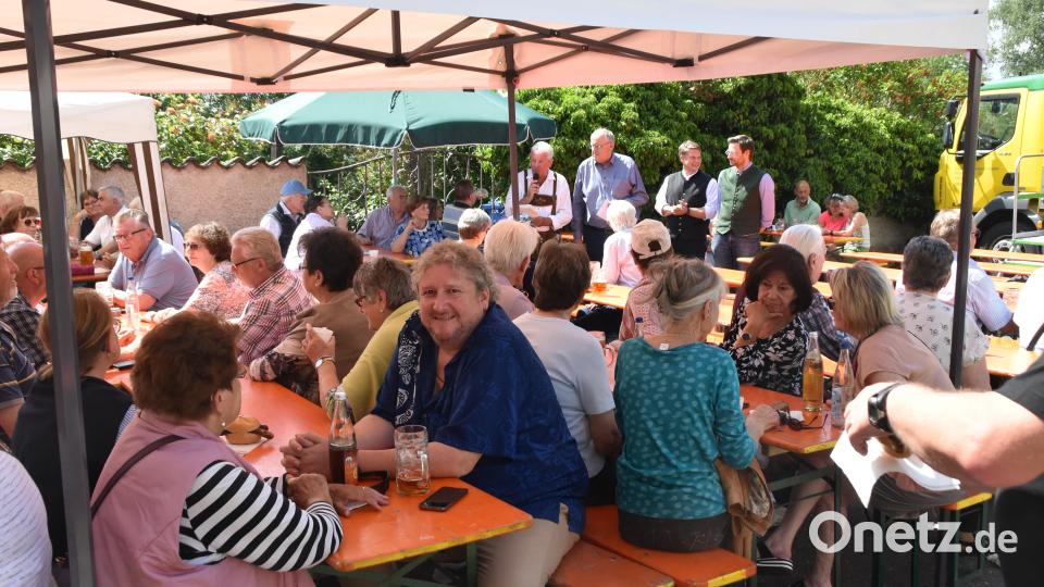 Fröhliche Gäste unter den Schirmen Bild: hcz