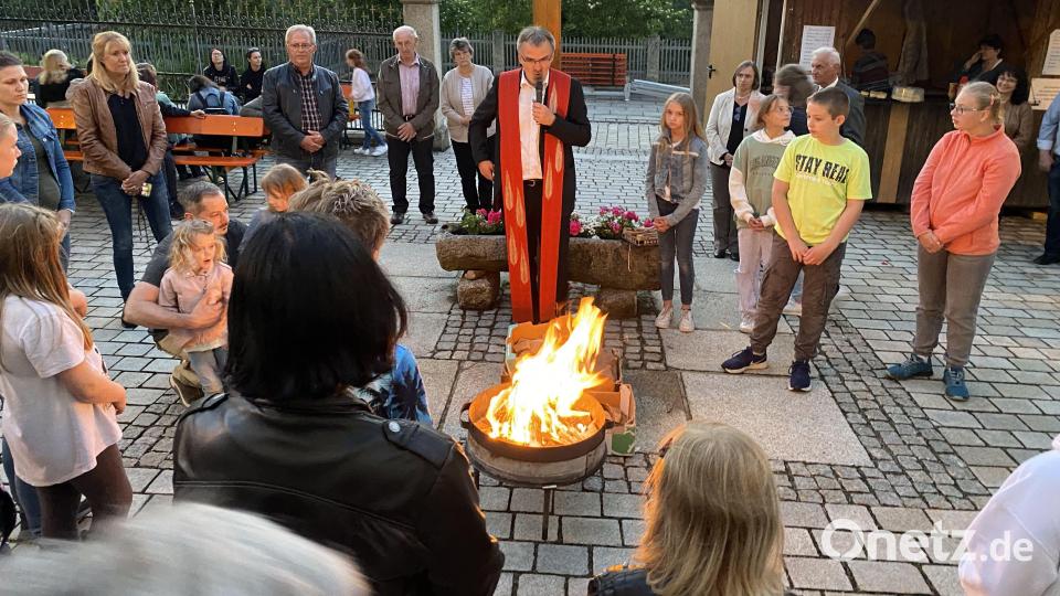 Pfarrer Martin Besold segnete das Pfingstfeuer. Bild: Holger Popp/exb