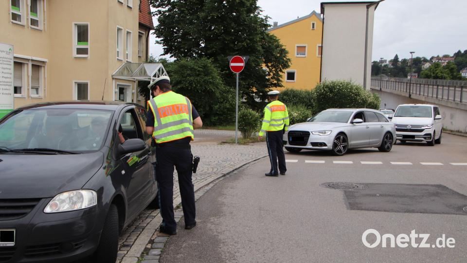 Am Fuße der Schwandorfer Adenauerbrücke kontrollierten zwei Beamte der Polizeiinspektion Schwandorf Autofahrer, die nicht angegurtet an ihnen vorbei fahren wollten. Bild: Thomas Dobler