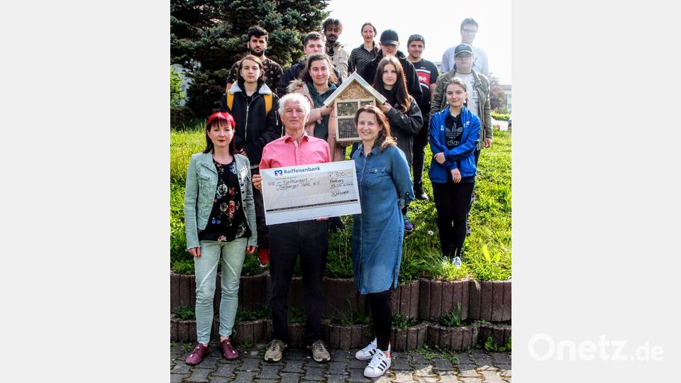 Jetzt wurde die Spende an die Tafel übergeben (vorne, von links): Silvia Völkl-Renner, Zentrumsleitung Kolping-Bildungswerk Amberg, Bernhard Saurenbach, Vorsitzender der Amberger Tafel, Nicole Schlosser, Sozialpädagogische Betreuung BVJ-k. Bild: Daniel Hagn/exb
