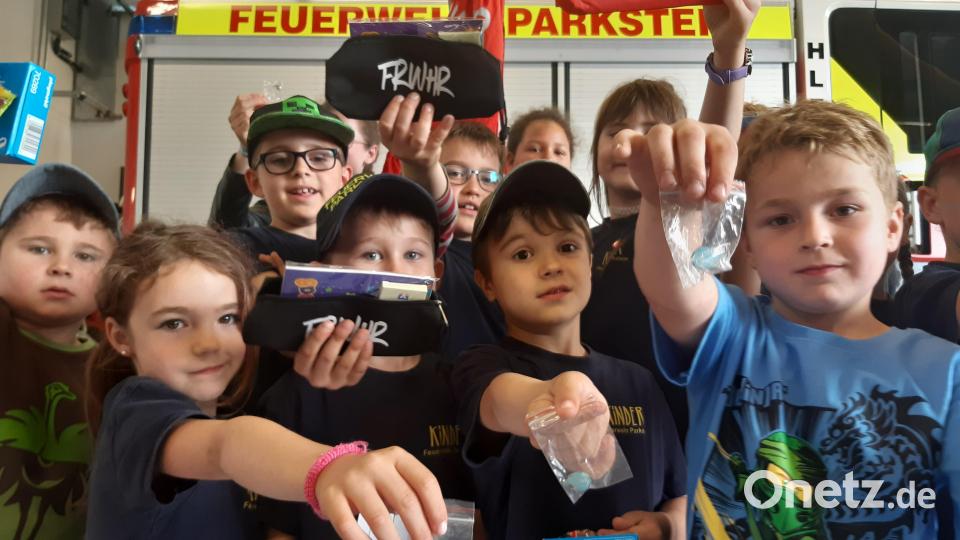 Die Kinder freuen sich über das Abzeichen, das allesamt bestanden haben. Bild: mpl