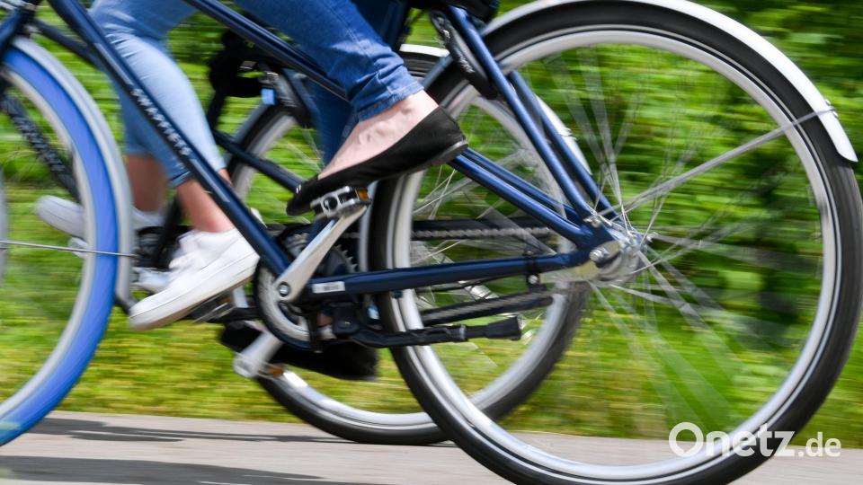 Radfahrerinnen sind auf einem Radweg unterwegs. Symbolbild: Hendrik Schmidt/dpa