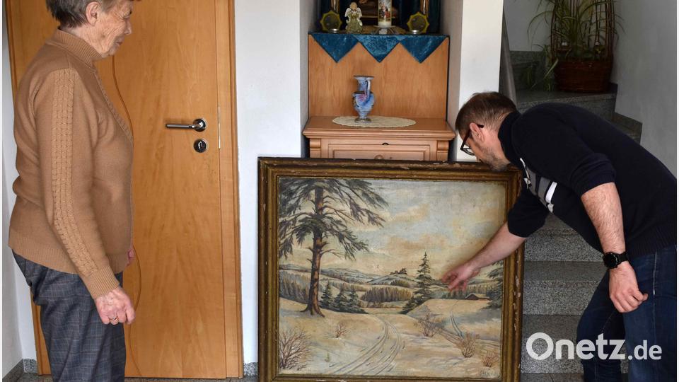 „Ossy 1948“ steht schon etwas verblasst am rechten unteren Rand des großen Bildes. Im Herbst 1948 malte er die gesamte Kirche in Plößberg aus. Bezahlt wurde er vornehmlich in Naturalien, in den Gasthöfen hat er gegessen und evtl. auch geschlafen. Bezahlt hat er sicher auch mit seinen Bildern. Die Familie von Olga Müller hat das Bild jahrzehntelang am Dachboden verwahrt, jetzt kam es wieder zum Vorschein. Bild: tsp