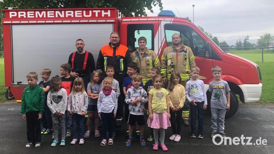 Bei der Brandschutzfrüherziehung im Kindergarten St. Josef in Premenreuth lernten die Buben und Mädchen das richtige Handeln im Notfall. Bild: Uli Stengl/exb