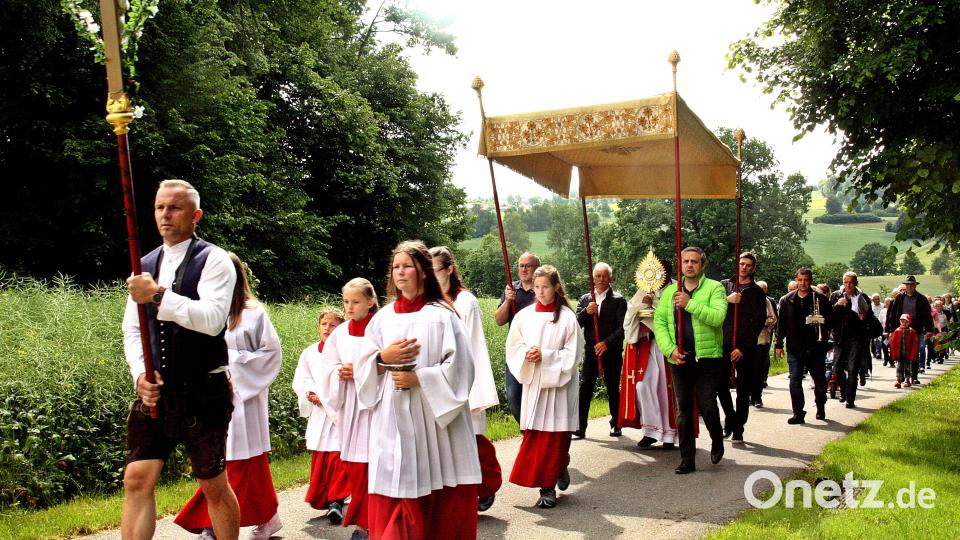 In einer Flurprozession zogen die Gläubigen hoch zur Kirche St. Quirin in Ilsenbach. Bild: zer
