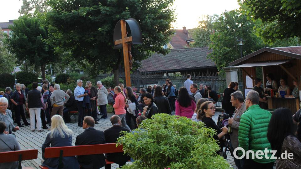 Besucher im Kirchenpark Bild: Holger Popp/exb