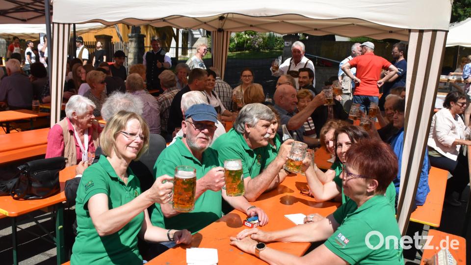 Eine Gruppe des Obst- und Gartenbauvereins beim CSU- Ortsteilfest in Tröglersricht Bild: hcz