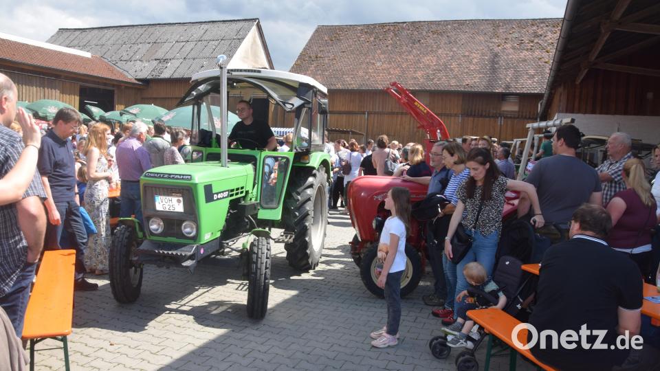 Eng ist der Weg der Oldtimer-Traktoren durch die vielen Besucher. Bild: fz