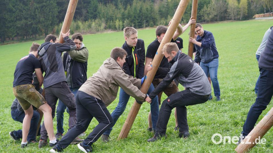 Maibaumaufstellen in Oberbernrieth - die starken Männer der Feuerwehr legen sich mächtig ins Zeug Bild: fvo
