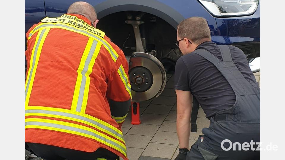 Die Feuerwehr Kemnath rettete aus der Motorhaube eines Autos ein kleines Kätzchen. Bild: Feuerwehr Kemnath/exb