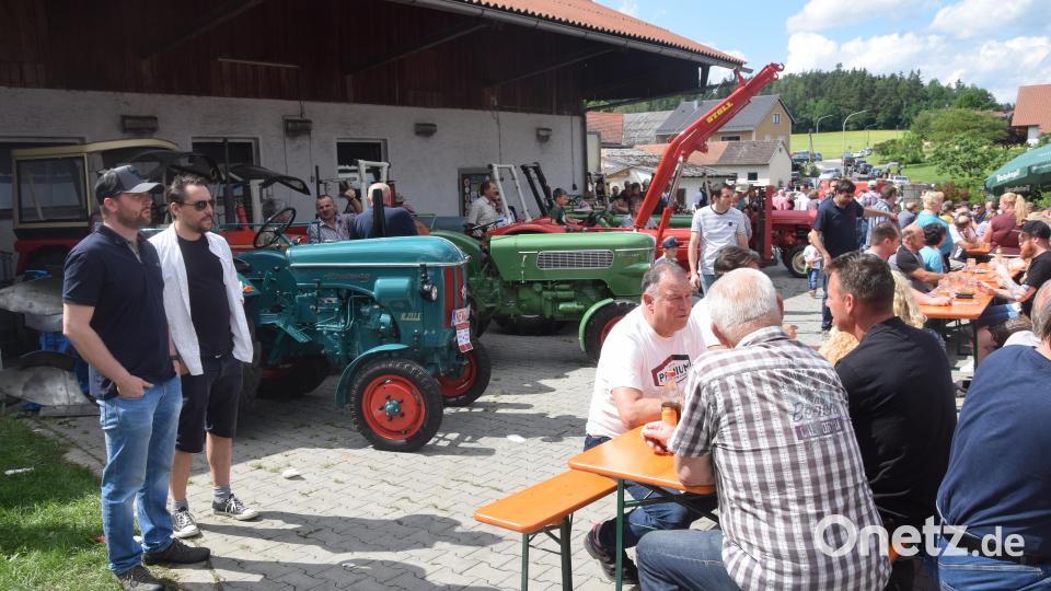 Alte Gefährte und gut gelaunte Besucher im Meißner-Anwesen. Bild: fz
