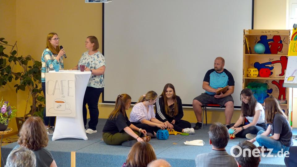 &quot;Warum soll ich mein Kind in den Kindergarten schicken?&quot; Dazu gaben die Schülerinnen und Lehrkräfte der Berufsfachschule für Kinderpflege in einem kleinen Schauspiel Denkanstöße. Bild: gac