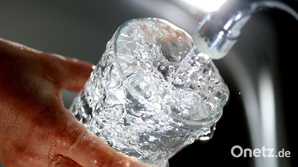 Bald könnte Wasser des Zweckverbands Juragruppe aus den Hähnen in Auerbach sprudeln: Die Stadt denkt über einen Beitritt nach. Symbolbild: Oliver Berg/dpa