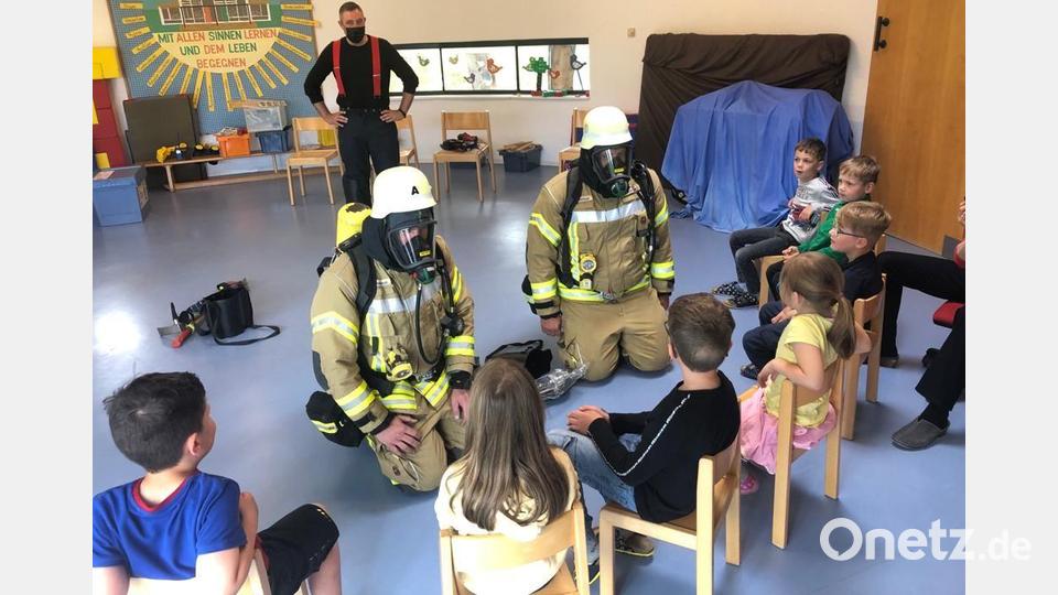 Bei der Brandschutzfrüherziehung im Kindergarten St. Josef in Premenreuth lernten die Buben und Mädchen das richtige Handeln im Notfall. Bild: Uli Stengl/exb