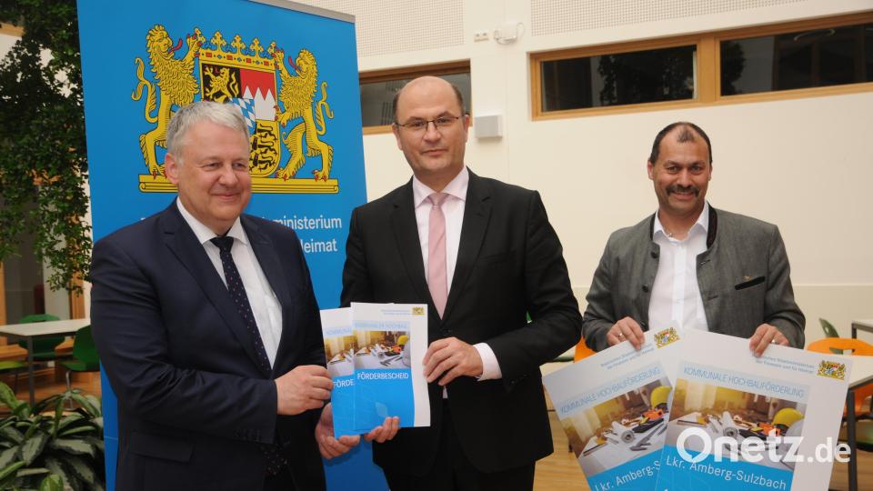 Bei der Übergabe der Förderbescheide: (von links) Landrat Richard Reisinger, Staatsminister Albert Füracker und Realschuldirektor Martin Zimmermann. Bild: ige
