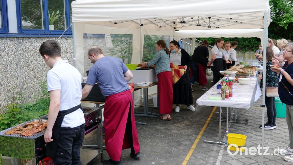 Schüler und Lehrer der Berufsfachschulen boten den Feiernden leckere und gesunde Speisen und Getränke an Bild: gac