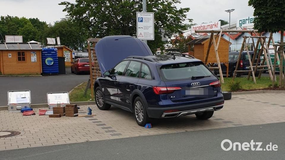 Die Feuerwehr Kemnath rettete aus der Motorhaube eines Autos ein kleines Kätzchen. Bild: Feuerwehr Kemnath/exb