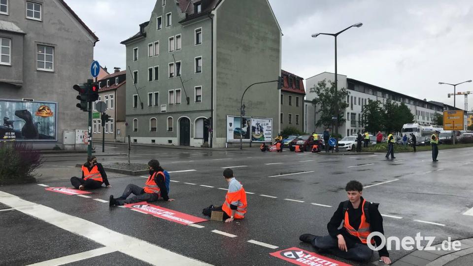 Die &quot;Letzte Generation&quot; hat am Dienstagmorgen in Regensburg friedlich gegen Ölbohrungen in der Nordsee demonstriert. Bild: Die Letzte Generation