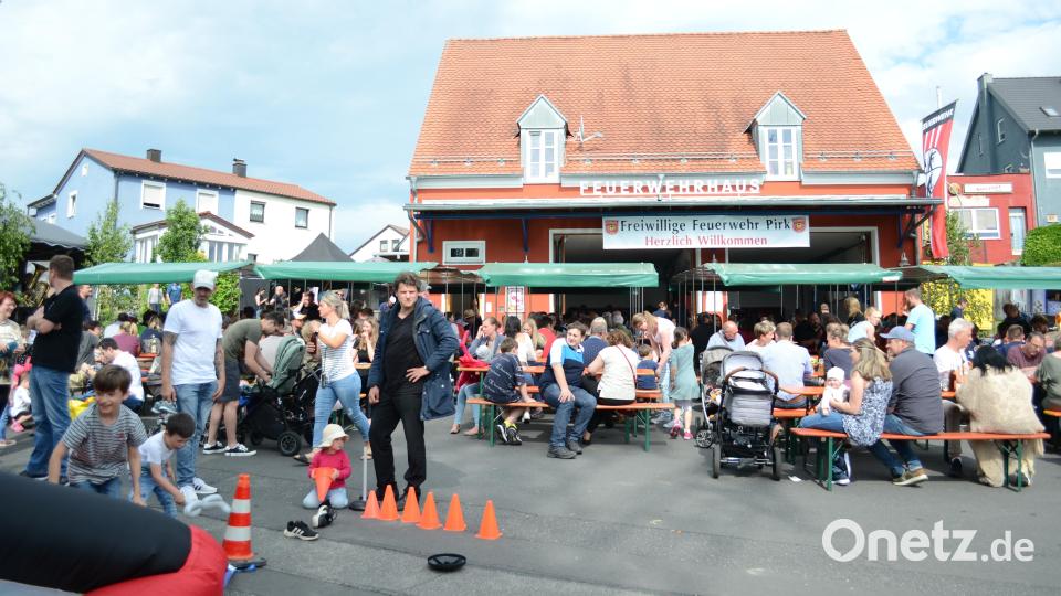 Die Bänke auf dem Festplatz vor dem Feuerwehrhaus waren voll besetzt. Bild: kki