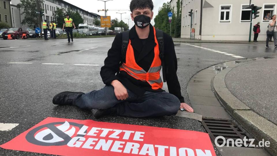 Die Demonstranten &quot;klebten&quot; sich auf die Straße und blockierten so die Fahrbahn für Autofahrer. Bild: Die Letzte Generation