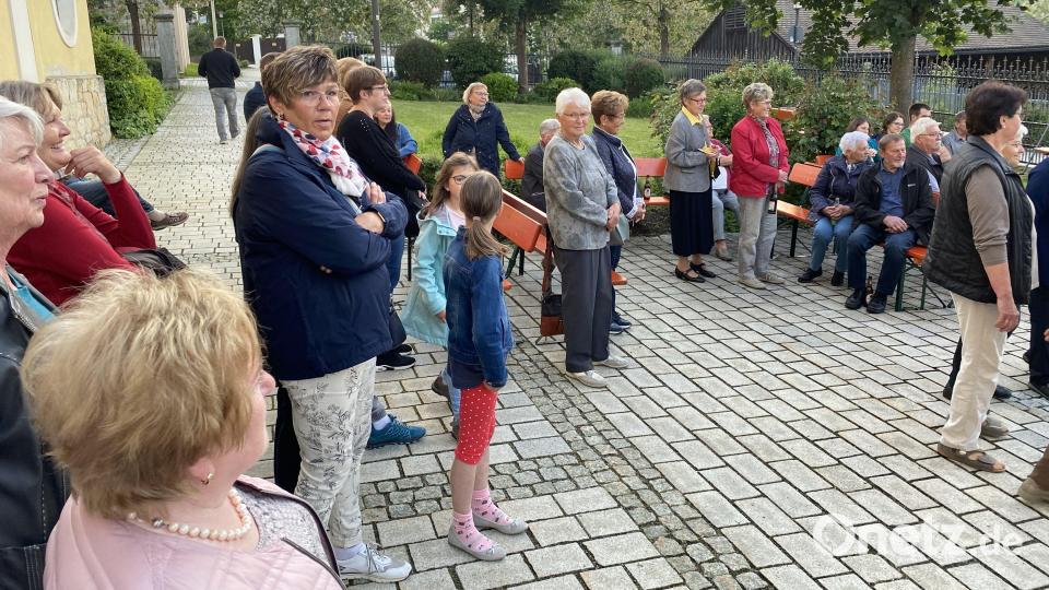 Im Kirchenpark kamen die Gläubigen zusammen. Bild: Popp, Holger