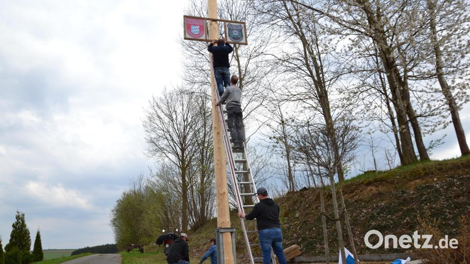 Zum Schluss wurden noch die Vereinstafeln der beiden Vereine und Fähnchen angebracht. Bild: gi