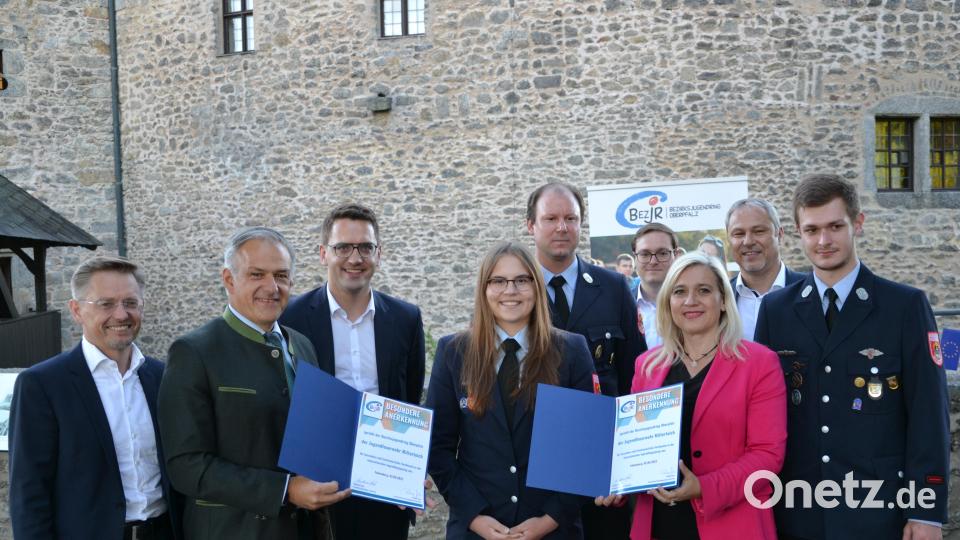 Die Jugendfeuerwehr Mitterteich pflegt seit Jahren einen intensiven Austausch mit der Feuerwehr im polnischen Lędziny. Dafür überreichte Europaministerin Melanie Huml (Dritte von rechts) eine Auszeichnung für die Verdienste in der internationalen Jugendarbeit. Bild: Jennifer Bergmann