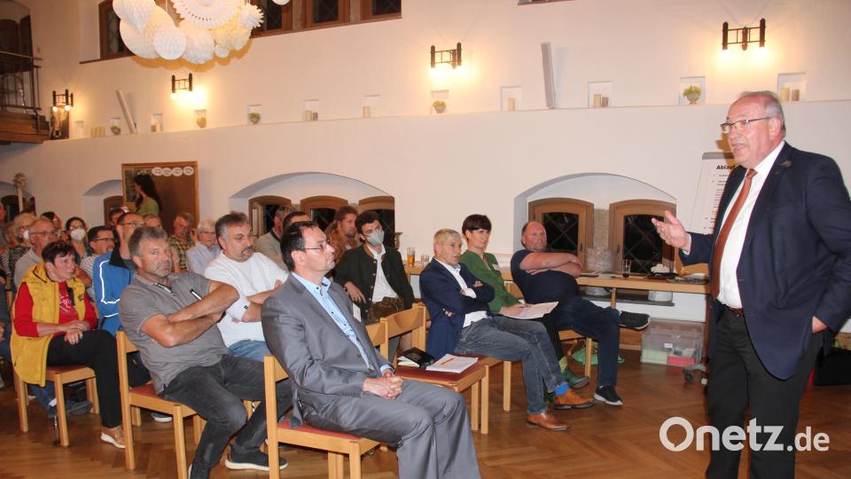 Landrat Franz Löffler ärgerte sich über eine Aussage, wonach der Landkreis Bauherr des Projekts sei. Das ist der Freistaat, das Landratsamt ist Genehmigungsbehörde. Bild: Stephanie Bucher