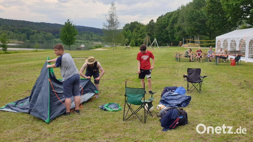 Neben dem großen Versorgungszelt wurden Zelte, Bänke und Tische aufgebaut. Bild: gz