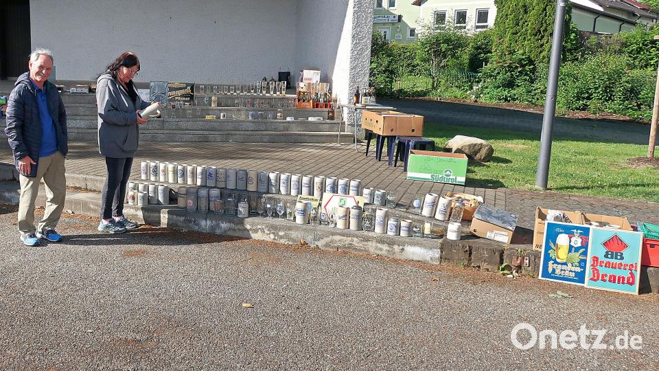 Verkauft und getauscht wurden Brauereiartikel auch auf dem Vorplatz der Steinwaldhalle oder (wie im Bild) auf den Stufen des angrenzenden Musikpavillons. Bild: bsc