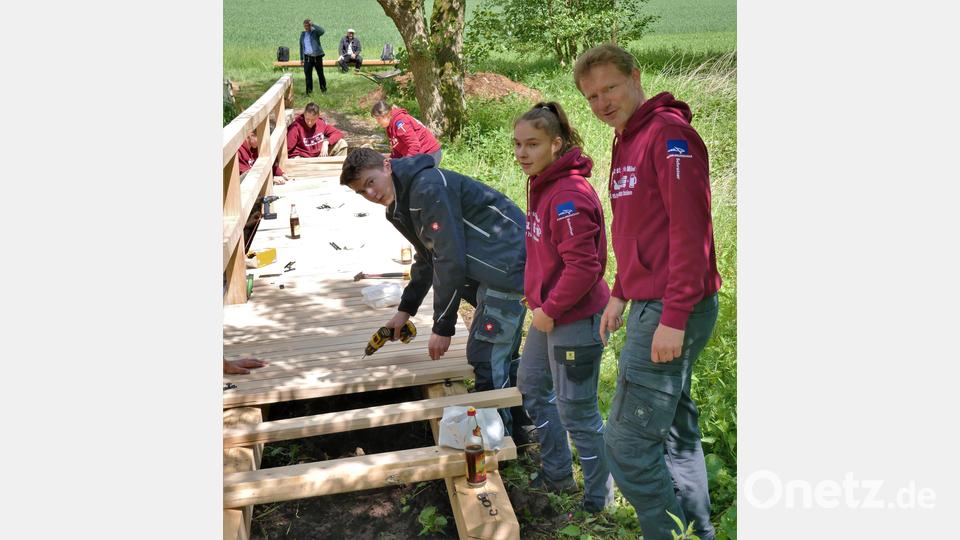 Unter der Anleitung von Fachoberlehrer Manfred Häring (rechts) fertigen die Schüler der Schreiner- und Zimmererklassen an der Europa-Berufsschule Weiden neue Stege für den Kohlberger Naturerlebnisweg. Bild: jml