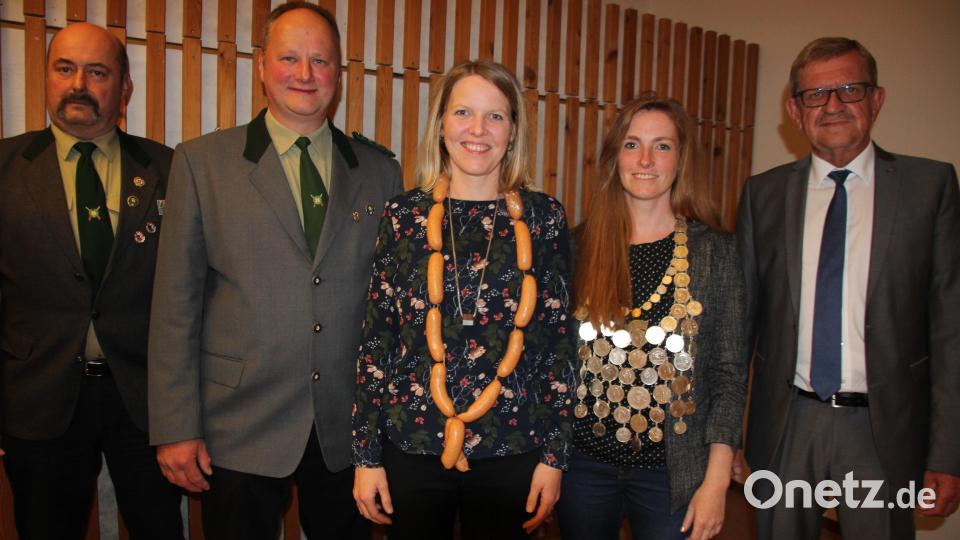 Claudia Döllinger (Mitte) musste die Schützenkette an die neue Schützenkönigin Melanie Bäuml (Zweite von rechts) abgeben. Mit im Bild: (von links) Sportleiter Helmut Forster, Schützenmeister Bernhard Härtl und Dritter Bürgermeister Norbert Schuller (rechts). Bild: kro