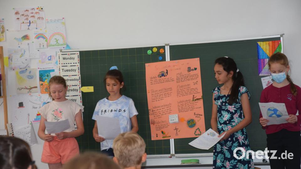 Ihre Ergebnisse zum Thema Klimaschutz tragen die Schmidmühlener Viertklässler in den einzelnen Klassen vor. Bild: bö