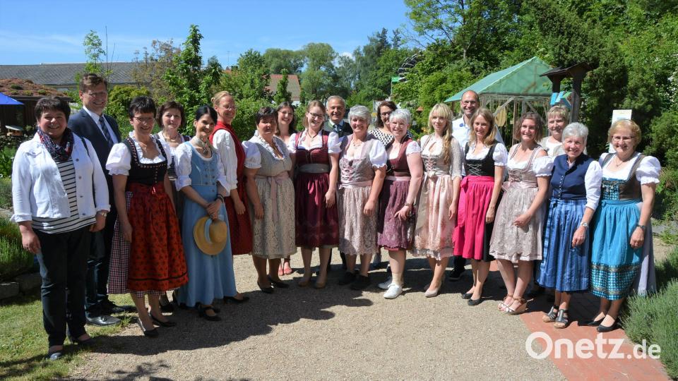 Im Naturerlebnisgarten in Waldsassen wurden neun künftige Fachkräfte für Ernährung und Haushaltsführung verabschiedete. Das Bild zeigt die Absolventinnen der Landwirtschaftsschule Tirschenreuth mit den Ehrengästen. Bild: jr