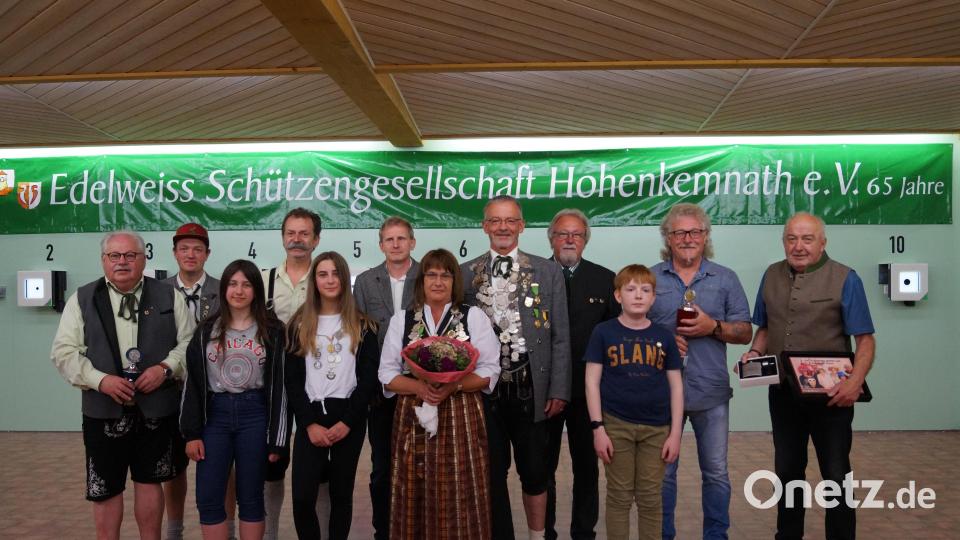 Ihre neuen Würdenträger und Pokalgewinner zeichnet die Schützengesellschaft Edelweiß Hohenkemnath aus (von links): Seniorenpokal-Gewinner Josef Hirsch, Schützenmeister Johannes Wenkmann, Zweite Jugend-Ritterin Amelie Schmerbauch, Erster Ritter Gerhard Herbst, Jugendkönigin Ida Götz, Zweiter Ritter und Festscheibengewinner Markus Prächtl, Schützenliesl Yvonne Dzalakowski, Schützenkönig Hermann Schmidt, Gauehrenschützenmeister Norbert Schmidt, Erster Jugend-Ritter Johannes Lautenschlager, Luftpistolenpokal-Gewinner Hermann Knauer und Geburtstagspokal-Gewinner Winfried Wenkmann. Bild: snn
