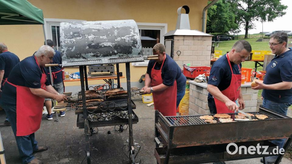 Gut vorbereitet versorgten die geübten Grillmeister des Fischereivereins die Gäste. Bild: gz