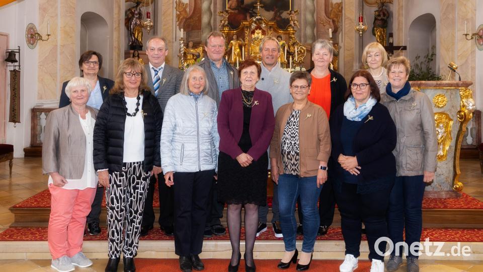 Hedda Kraus (vorne, Dritte von links) trat vor 70 Jahren erstmals an den Tisch des Herrn, die anderen Jubilare gedachten ihrer Erstkommunion vor 50 Jahren. Bild: Fotostudio Hummer