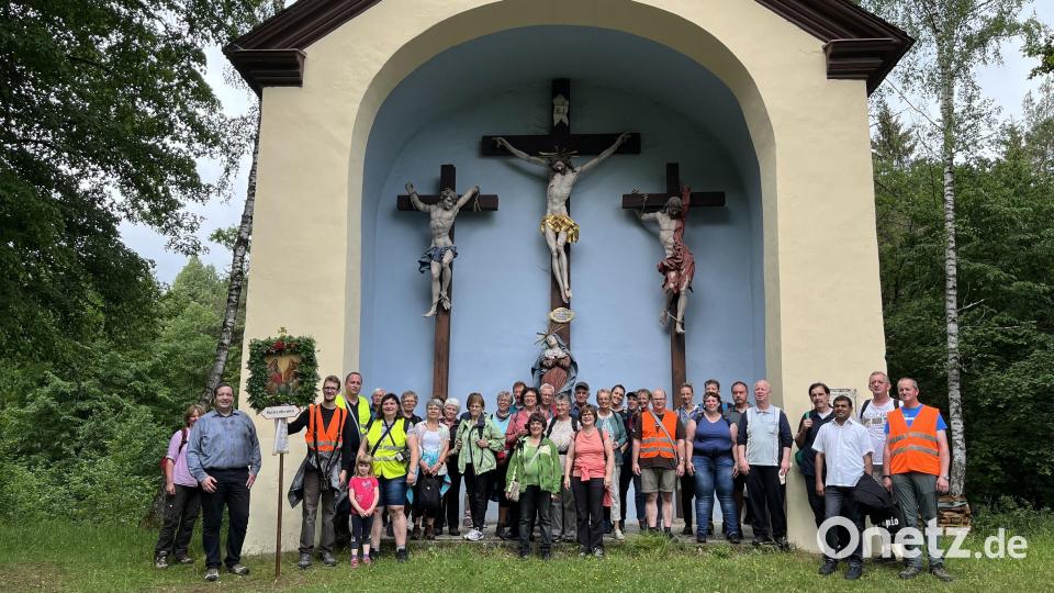 Die Pilgergruppe an der Kreuzberg-Kapelle in Pottenstein. Bild: bk