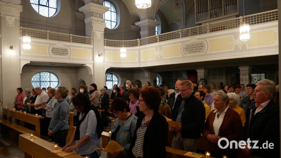Anhand der ausgeteilten Liedzettel konnten die zahlreichen Gläubigen die Geist-Zeit in der Klosterkirche aktiv mitgestalten. Bild: hmr