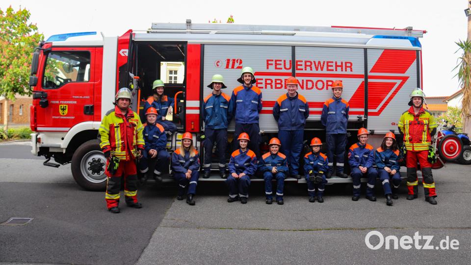 Die Jugendfeuerwehr Erbendorf im Juni 2022 mit Jugendwart Roland Kaiser (rechts) und seinen designierten Nachfolger Maximilian Schultes (links). Bild: Roland Wellenhöfer
