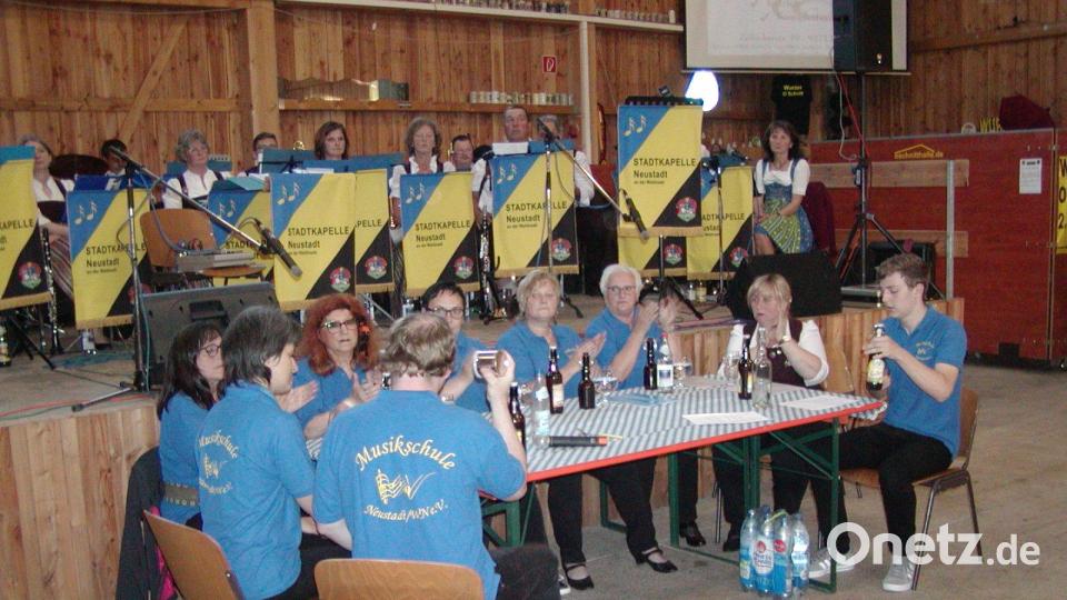 Für einen besonderen &quot;Hinhörer&quot; sorgte das Percussions-Ensemble der Musikschule Neustadt mit dem von Johannes Preßl eigens für diese Veranstaltung komponierten Titel &quot;In der O&#039;Schnitt-Halle&quot;. Bild: tok