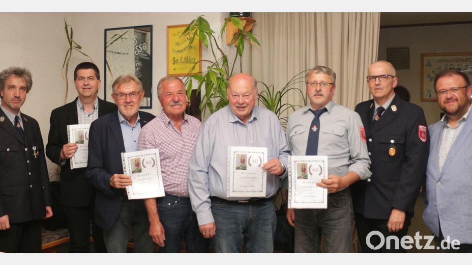 Vorsitzender Rudi Schinner (von links) ehrte Arno Stahl, Josef Etterer, Alois Dimper, Karl-Heinz Meyer, Reinhold Raps und Rudi Stahl. Auch Bürgermeister Hans Walter gratulierte. Bild: rpp