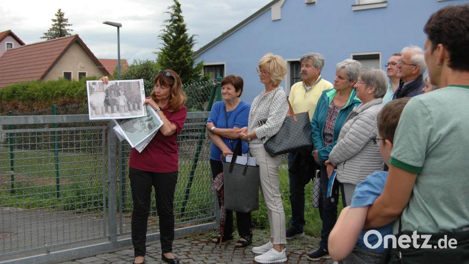 Stadtführerin Marianne Gottschalk zeigte Bilder des ersten Grafenwöhrer Kindergartens in der Alten Amberger Straße. Bild: abu